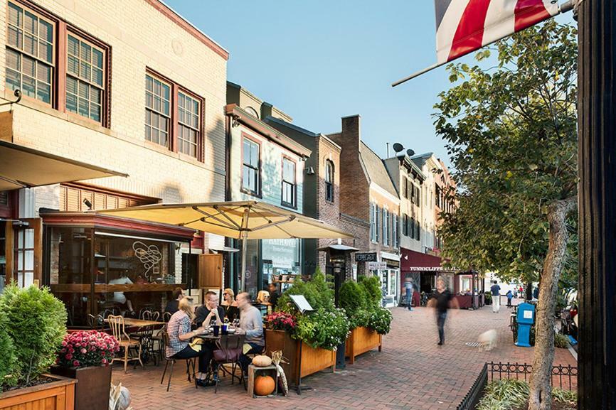 Apartment Chic -- Your Walkable, Capitol Hill Away From Home! *